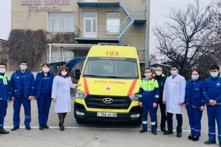 Ұзын бойлы лесбиянка тұрды да, қысқасын сипайды.