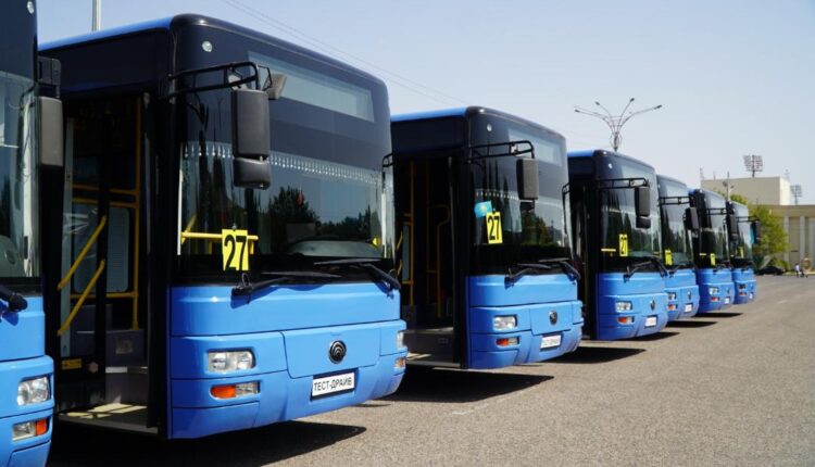 Секс үшін қарт әйел Қыздың құлағына сіңген